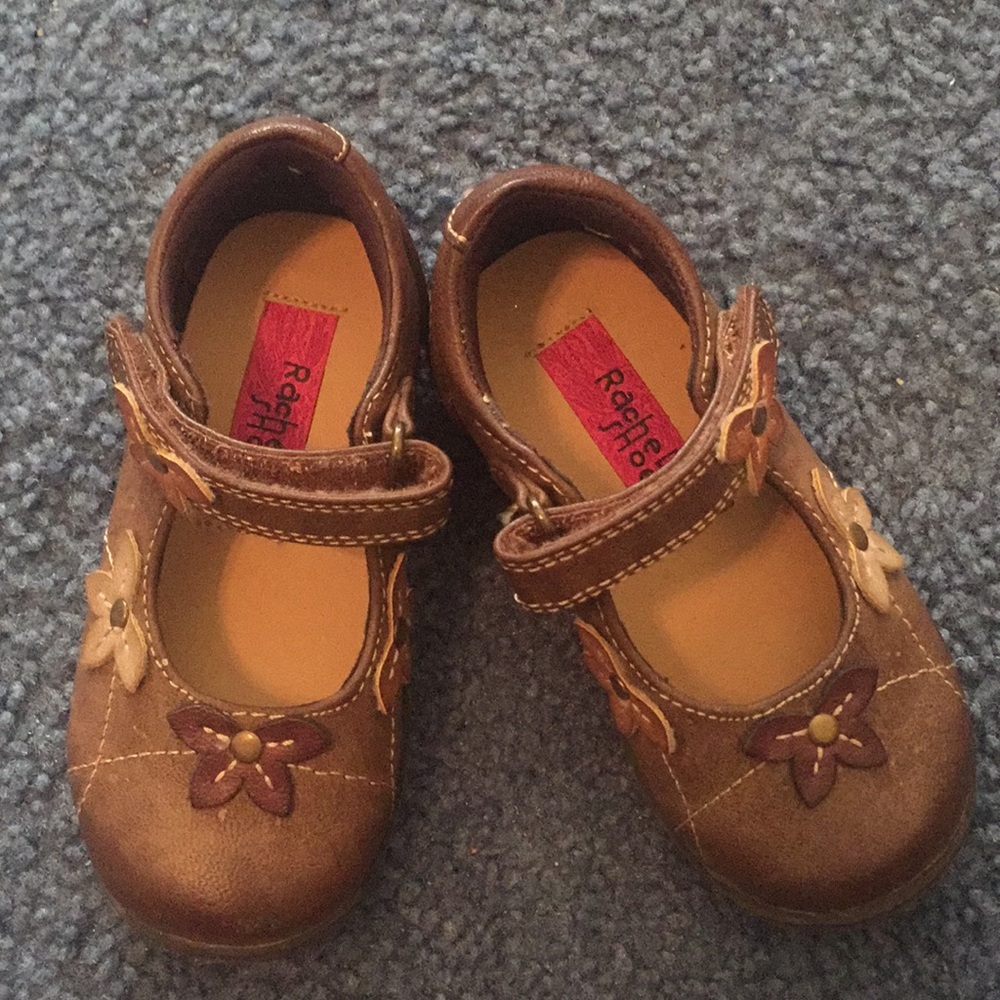 Toddler dress shoes.